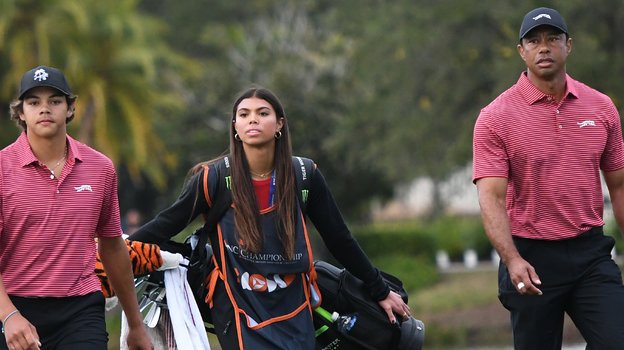 Тайгер Вудс с дочерью и сыном.