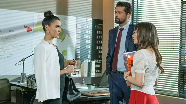 Кадр из сериала «Запретный плод», реж. Неслихан Ешилюрт, Эдже Эрдек Кочолу, Мурат Озтюрк / Fox TV, Medyapim A.S.