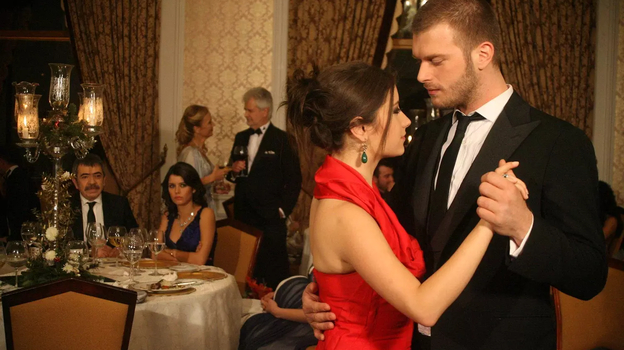 Кадр из сериала «Запретная любовь», реж. Хилал Сарал, Месуде Эрарслан / Ay Yapim