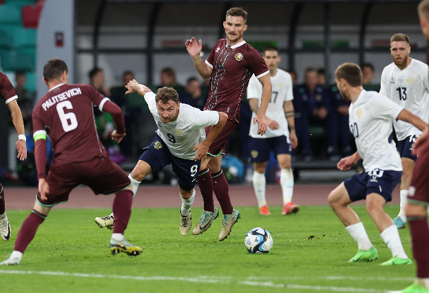 Нападающий сборной России Федор Чалов (в центре) в матче против Белоруссии.