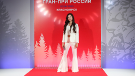 Белое на красном. Костюм Аделии Петросян и других звезд фигурного катания на жеребьевке в Красноярске