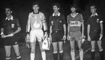 19 февраля 1987 года. Мар-дель-Плата. Международный товарищеский турнир. «Бока Хуниорс» — «Спартак» — 1:1. Капитаны команд перед началом матча — Ринат Дасаев и Хорхе Игуаин.