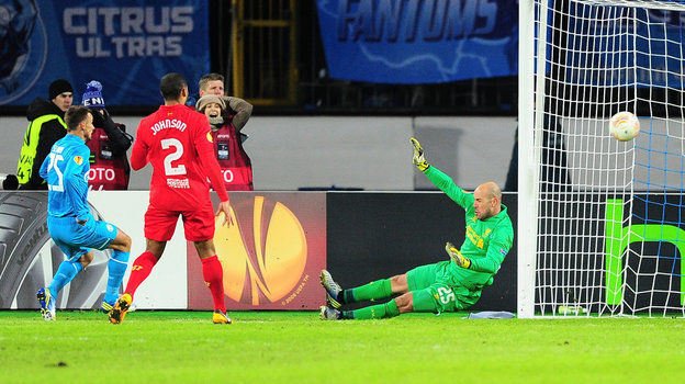 Сергей Семак (слева) забивает гол в матче «Зенит» — «Ливерпуль» (2:0). 14 февраля 2013 года. Санкт-Петербург. Футболист Сергей Семак (слева) забивает гол в матче «Зенит» — «Ливерпуль» (2:0). 14 февраля 2013 года. Санкт-Петербург.