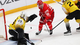 Хоккеисты Александр Самойлов и Андрей Локтионов в матче «Спартак» — «Северсталь». 29 февраля 2024 года. Москва.