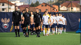 Судьи и футболисты в матче Юношеской футбольной лиги