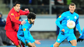 Футболисты Луис Суарес, Луиш Нету и Игорь Денисов в матче «Зенит» — «Ливерпуль» (2:0). 14 февраля 2013 года. Санкт-Петербург.