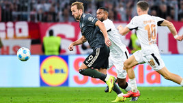 Футболисты Харри Кейн и Джонатан Та в матче «Бавария» — «Байер» (1:1). 28 сентября 2024 года. Мюнхен.