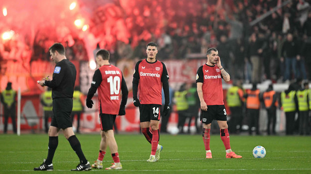 Флориан Вирц, Патрик Шик и Гранит Джака. Футболисты «Байера» Флориан Вирц, Патрик Шик и Гранит Джака