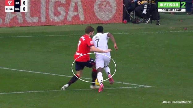 Эпизод с незафиксированным фолом Хона Монкайолы на Винисиусе Жуниоре.