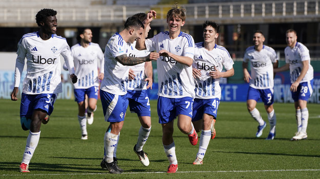 Футболисты «Комо» празднуют гол в ворота «Фиорентины».