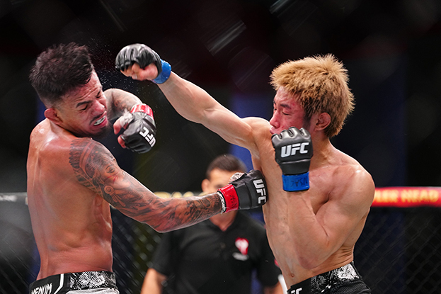 Тацуро Тайра (справа) проиграл Брендону Ройвалу.