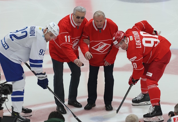 Александр Якушев и Борис Майоров произвели символическое вбрасывание перед матчем «Спартак» — «Динамо».