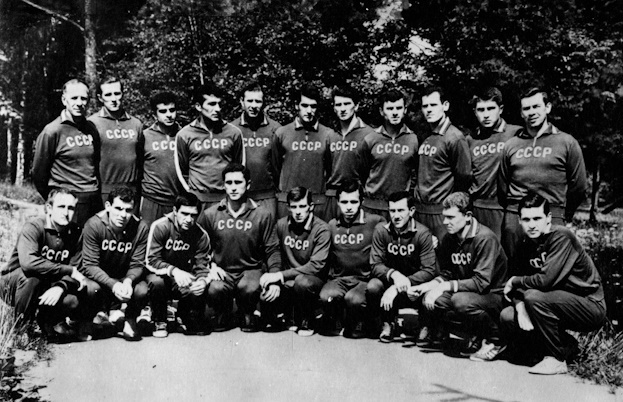 Сборная СССР перед поездкой на ЧМ-1966. Владимир Пономарев (пятый слева в нижнем ряду).