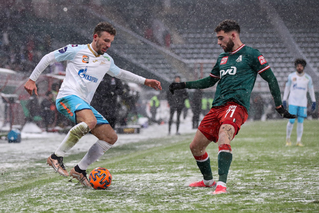 Страхиня Эракович и Наир Тикнизян. Футболисты Страхиня Эракович и Наир Тикнизян в матче «Локомотив» — «Зенит». 3 декабря 2023 года. Москва