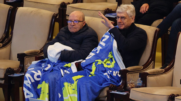 Арсен Венгер (справа). Арсен Венгер на теннисном матче Даниил Медведев— Карен Хачанов