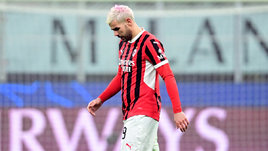 Футболист Тео Эрнандез покидает поле после удаления в матче «Милан» — «Фейеноорд» (1:1). 18 февраля. Милан.