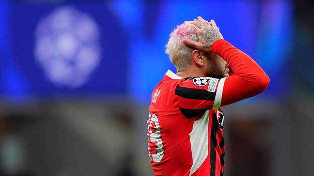 Тео Эрнандес. Футболист Тео Эрнандез покидает поле после удаления в матче «Милан» — «Фейеноорд» (1:1). 18 февраля. Милан.