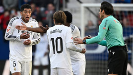 Cудья Хосе Луис Мунуэра Монтеро (справа) удаляет Джуда Беллингема в матче «Реал» — «Осасуна» (1:1). 15 февраля