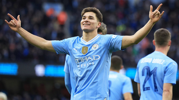 Хулиан Альварес. Бывший нападающий «Манчестер Сити» Хулиан Альварес