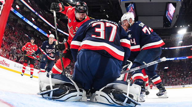 Сидни Кросби (№87) атакует ворота Коннора Хеллебайка. Сидни Кросби (№87) атакует ворота Коннора Хеллебайка в матче Канада — США (1:3). 16 февраля. Монреаль.