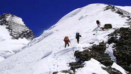 «Пошли на свежий снег в очень нехорошее место». На Кавказе лавина накрыла питерских скалолазов