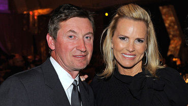 37 лет в браке, пять детей и пять внуков. История любви легенды хоккея Гретцки и актрисы Джанет Джонс