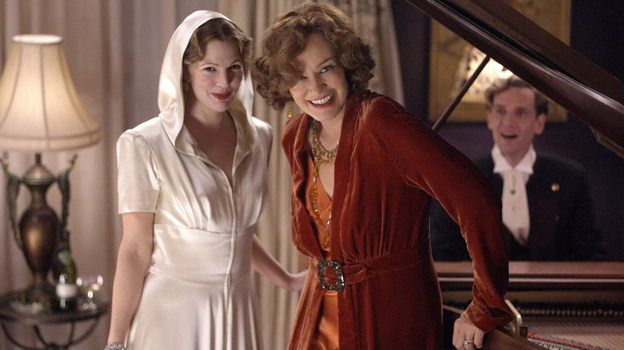 Кадр из фильма «Серые сады» / реж. Майкл Сакси / HBO: