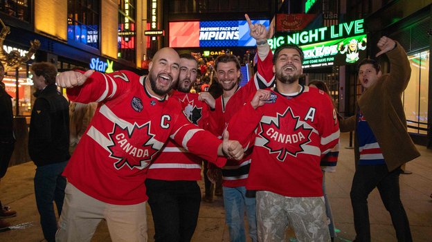 Канадские фанаты празднуют победу хоккейной сборной на Турнире четырех наций.
