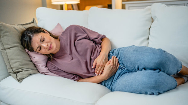 У девушки болит живот