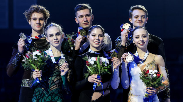 Наталья Хабибуллина и Илья Княжук, Анастасия Мишина и Александр Галлямов, Александра Бойкова и Дмитрий Козловский после финала «Гран-при России» 2025 года.