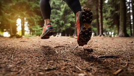 Девушка бегает