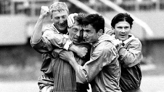 Валерий Шмаров (второй слева) с партнерами по «Факелу». Валерий Шмаров (второй слева) с партнерами по «Факелу». 2001 год