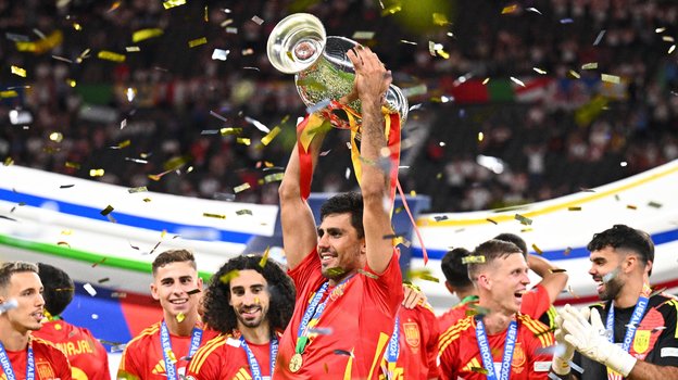 Сборная Испании празднует победу на Евро-2024.