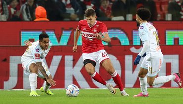 Педро, Роман Зобнин и Клаудиньо в матче «Спартак» — «Зенит» в Москве 3 апреля 2024 года.