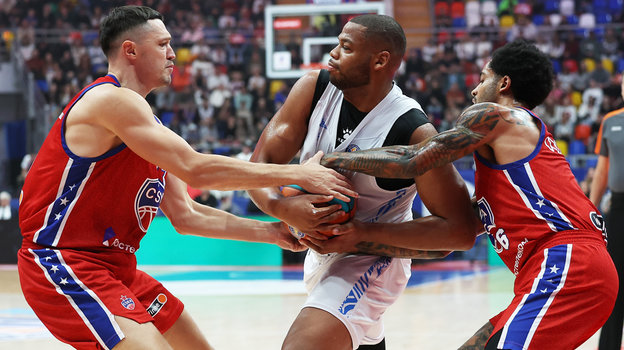Баскетболисты Семен Антонов, Омари Спеллмен и Мело в матче ЦСКА — «Зенит"Тримбл