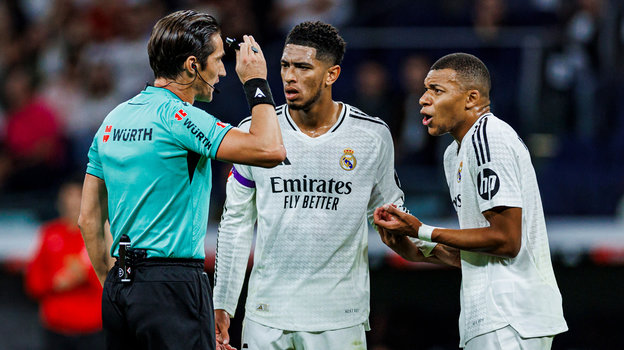 Хосе Луис Мунуэра Монтеро, Джуд Беллмнгем и Килиан Мбаппе. Судья Хосе Луис Мунуэра Монтеро и футболисты Джуд Беллмнгем и Килиан Мбаппе.