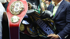 Боксер Артур Бетербиев с поясами абсолютного чемпиона мира в полутяжелом весе