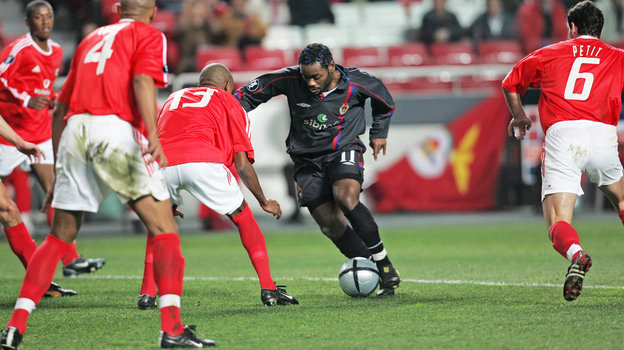 Футболист Вагнер Лав в матче «Бенфика» — ЦСКА (1:1). 24 февраля 2005 года. Лиссабон.