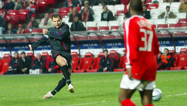 Футболист Сергей Игнашевич забивает гол в матче «Бенфика» — ЦСКА (1:1). 24 февраля 2005 года. Лиссабон.