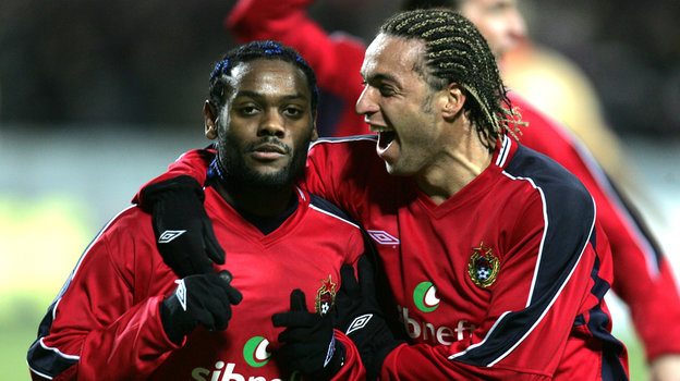 Эмоции Вагнера Лава (слева) и Даниэла Карвалью после второго гола. Эмоции Вагнера Лав (слева) и Даниэла Карвалью после второго гола. ЦСКА — «Бенфика» (2:0). 17 февраля 2005 года. Краснодар