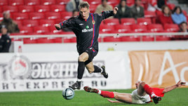 Футболист Милош Красич рвется к воротам португальцев в матче «Бенфика» — ЦСКА (1:1). 24 февраля 2005 года. Лиссабон.