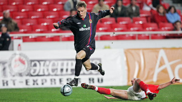 Футболист Милош Красич рвется к воротам португальцев в матче «Бенфика» — ЦСКА (1:1). 24 февраля 2005 года. Лиссабон.