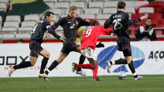 Сергей Игнашевич, Василий Березуцкий, Манторраш и Элвер Рахимич. Футболисты Сергей Игнашевич, Василий Березуцкий, Манторраш и Элвер Рахимич в матче «Бенфика» — ЦСКА (1:1). 24 февраля 2005 года. Лиссабон.