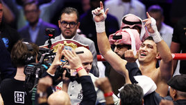 Боксер Дмитрий Бивол празднует победу над Артуром Бетербиевым. 23 февраля 2025 года. Эр-Рияд