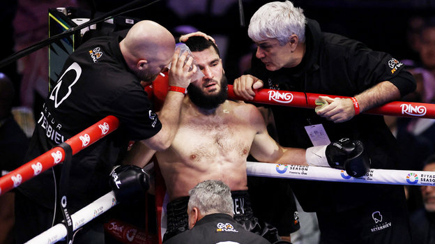 Боксер Артур Бетербиев