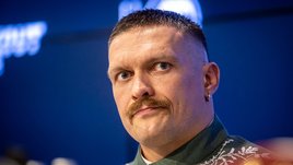 Усик покинул арену в Эр-Рияде перед боем россиян. Украинец не смотрел реванш Бивола и Бетербиева