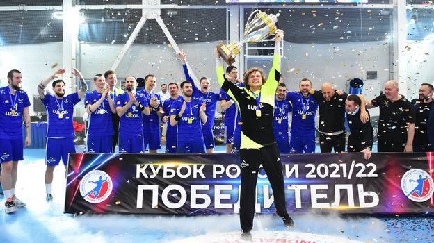 Гандболисты «Виктора» празднуют победу в «Финале четырех» Кубка России. 12 марта 2022 года. Буденновск.