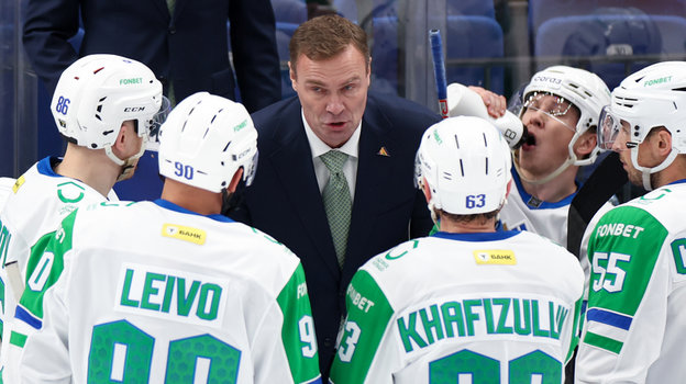 Виктор Козлов с хоккеистами «Салавата Юлаева».