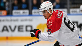 Нападающий «Авангарда» Наиль Якупов.