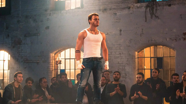 Кадр из сериала «Этот город последует за тобой», реж. Чагры Вила Лостувалы, Эндер Михлар/ Ay Yapim